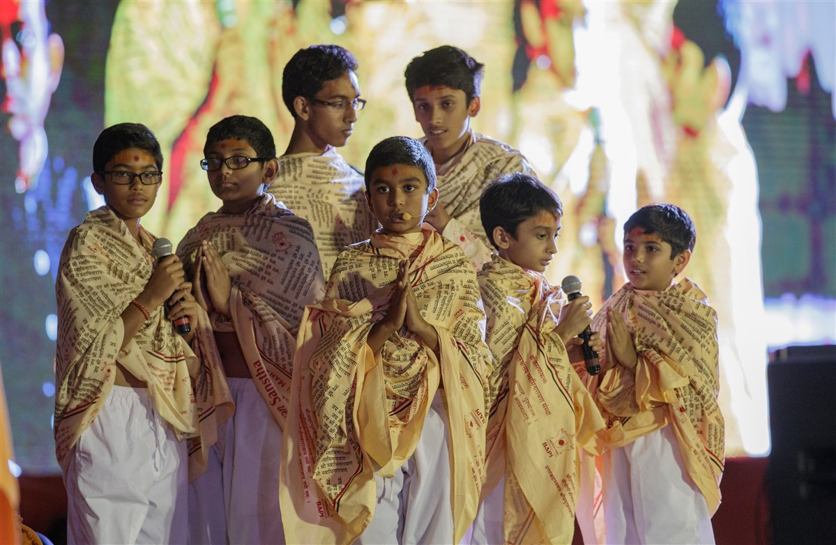 Children recite shlokas from the Svāminārāyaṇasiddhāntasudhā