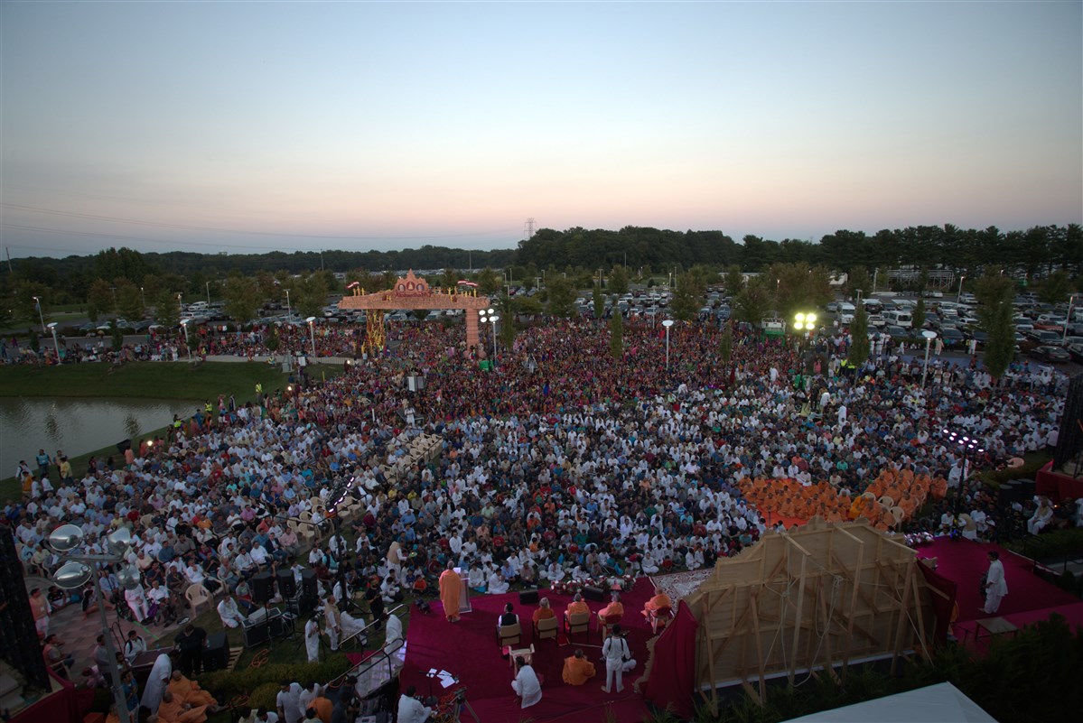 Devotees engaged in the Akshar Purushottam Siddhanth Din assembly