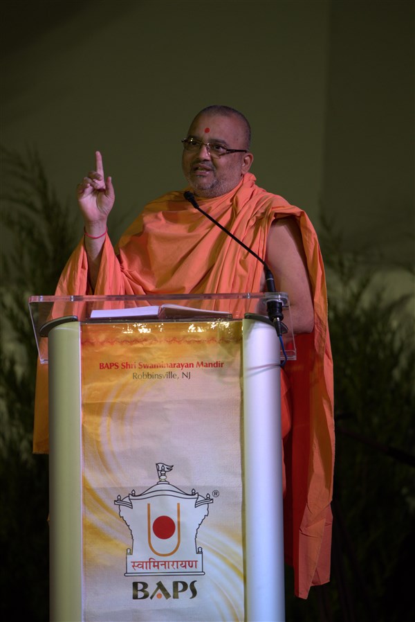 Mahāmahopādyāya Pujya Bhadreshdas Swami addresses the assembly