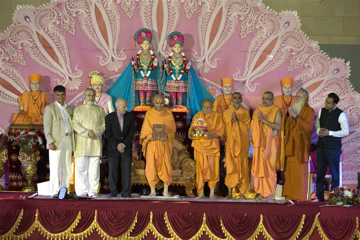 Swamishri with the scholars who attended the special assembly