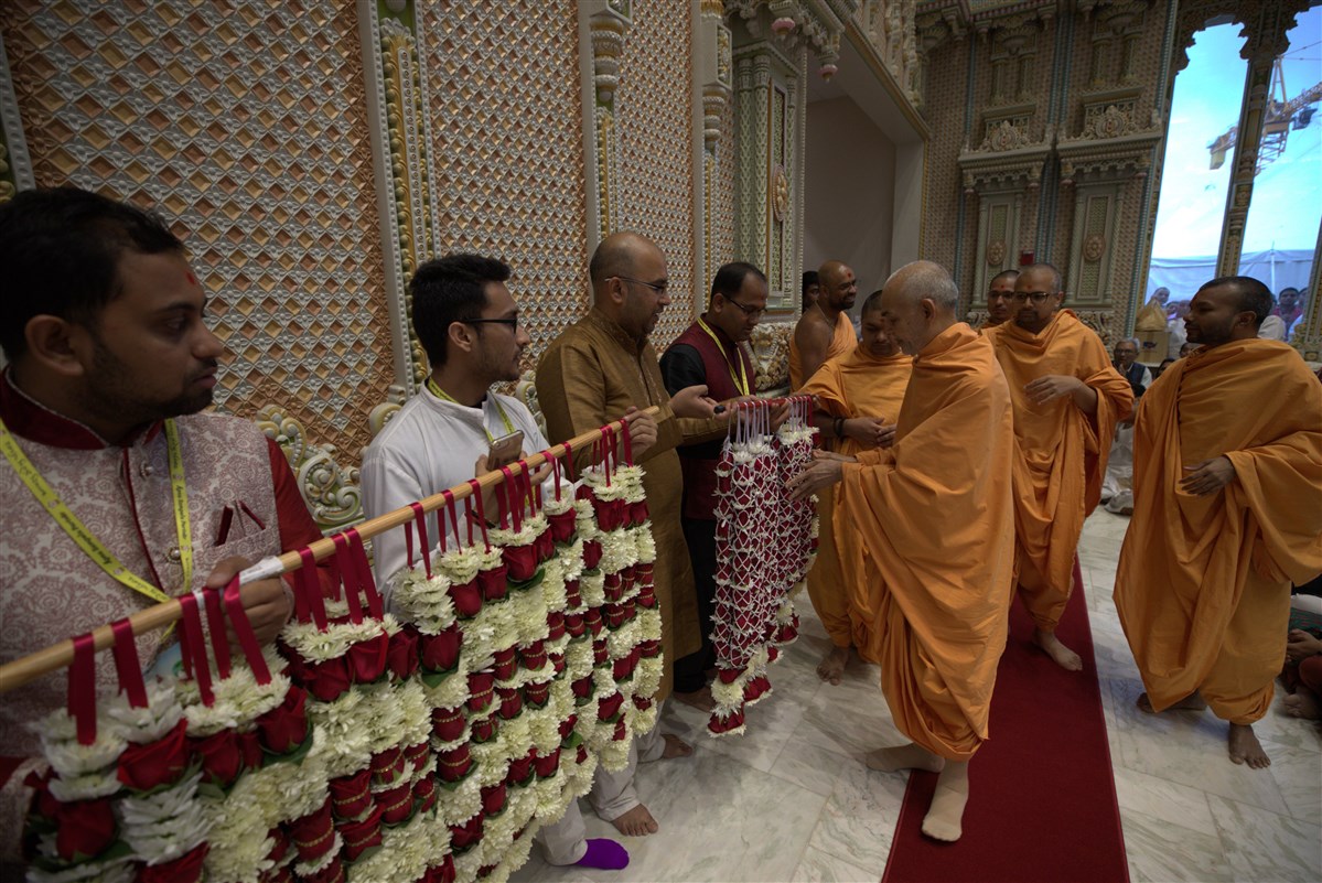 Swamishri sanctifies marriage garlands