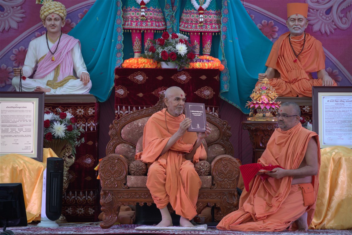 Swamishri inaugurates Svāminārāyaṇasiddhāntasudhā – a vādagrantha written by Mahāmahopādyāya Pujya Bhadreshdas Swami