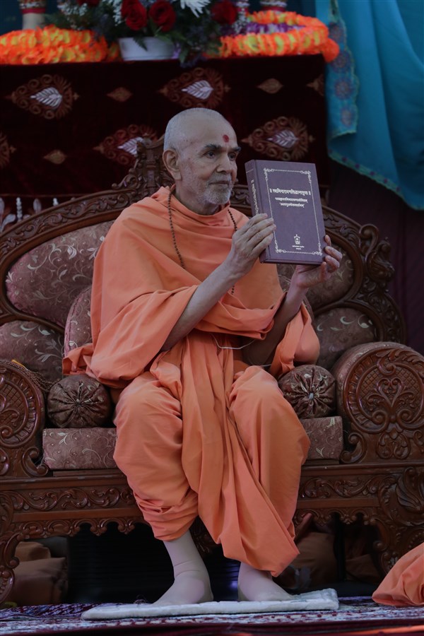 Swamishri inaugurates Svāminārāyaṇasiddhāntasudhā – a vādagrantha that offers an exposition, justification, and defence of the Akṣara-Puruṣottama Darśana’s philosophical principles