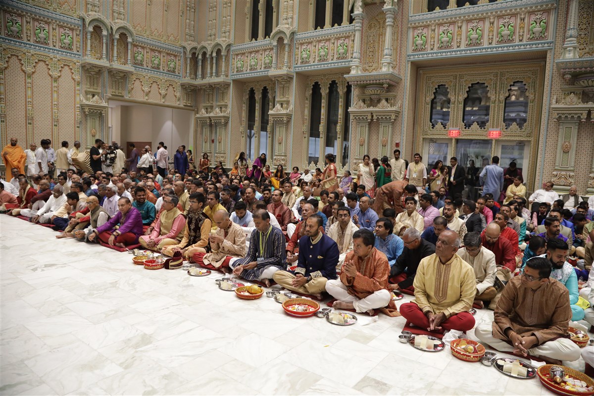 Devotees engrossed in darshan of Swamishri