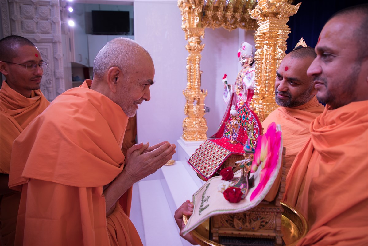 Swamishri engrossed in the darshan of Shri Harikrishna Maharaj, 18 September 2017