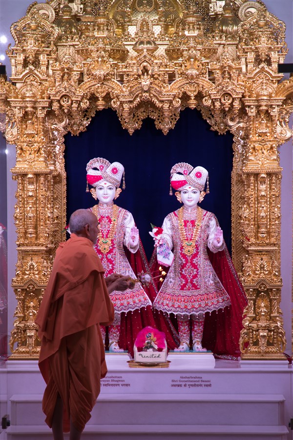 Swamishri performs the morning arti, 18 September 2017