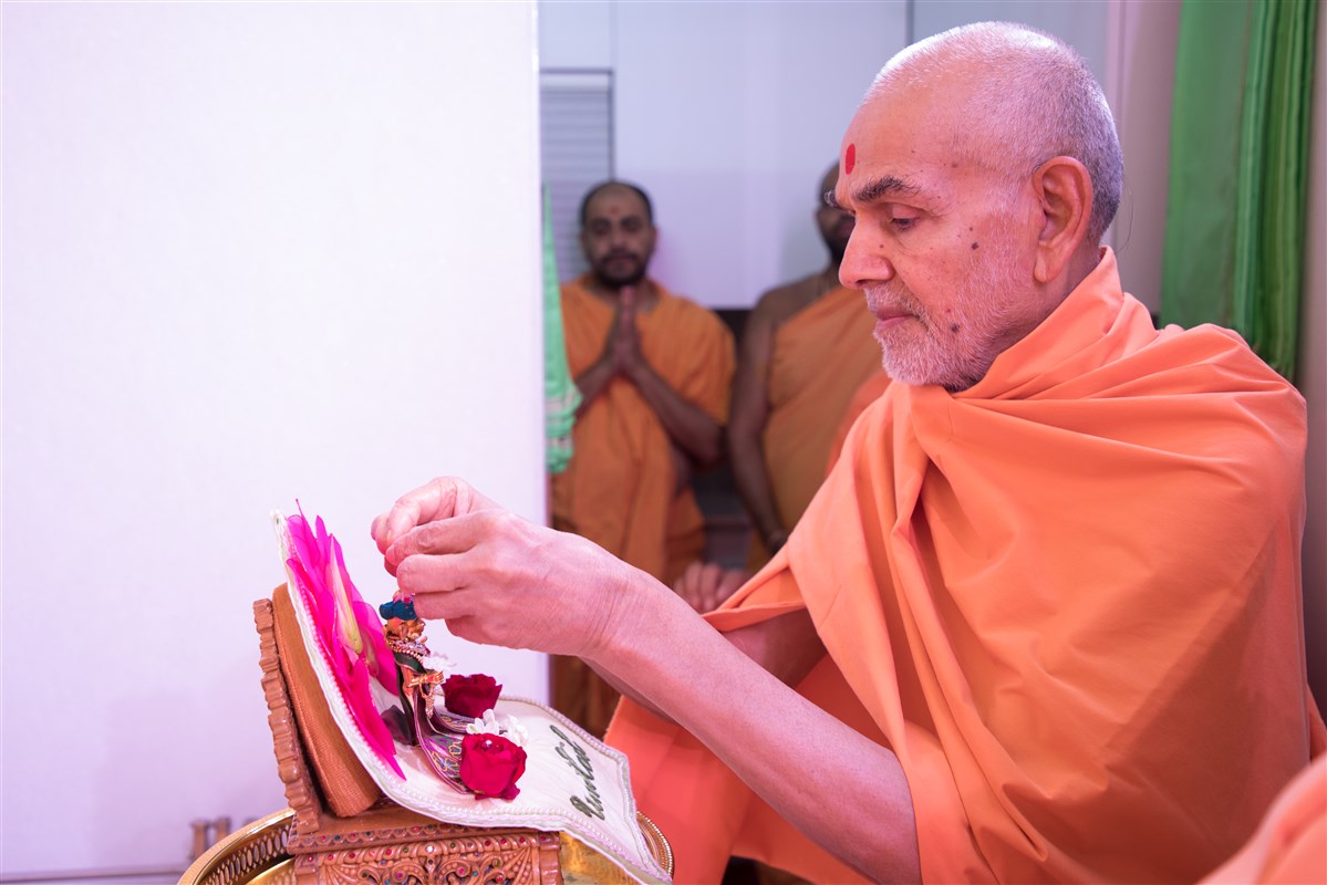 Swamishri puts a pagh on thakorji, 18 September 2017