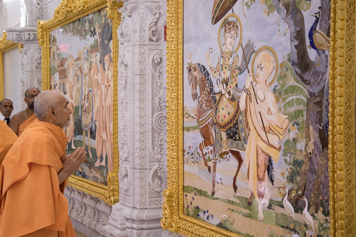Swamishri observes murals around the Mandir, 18 September 2017