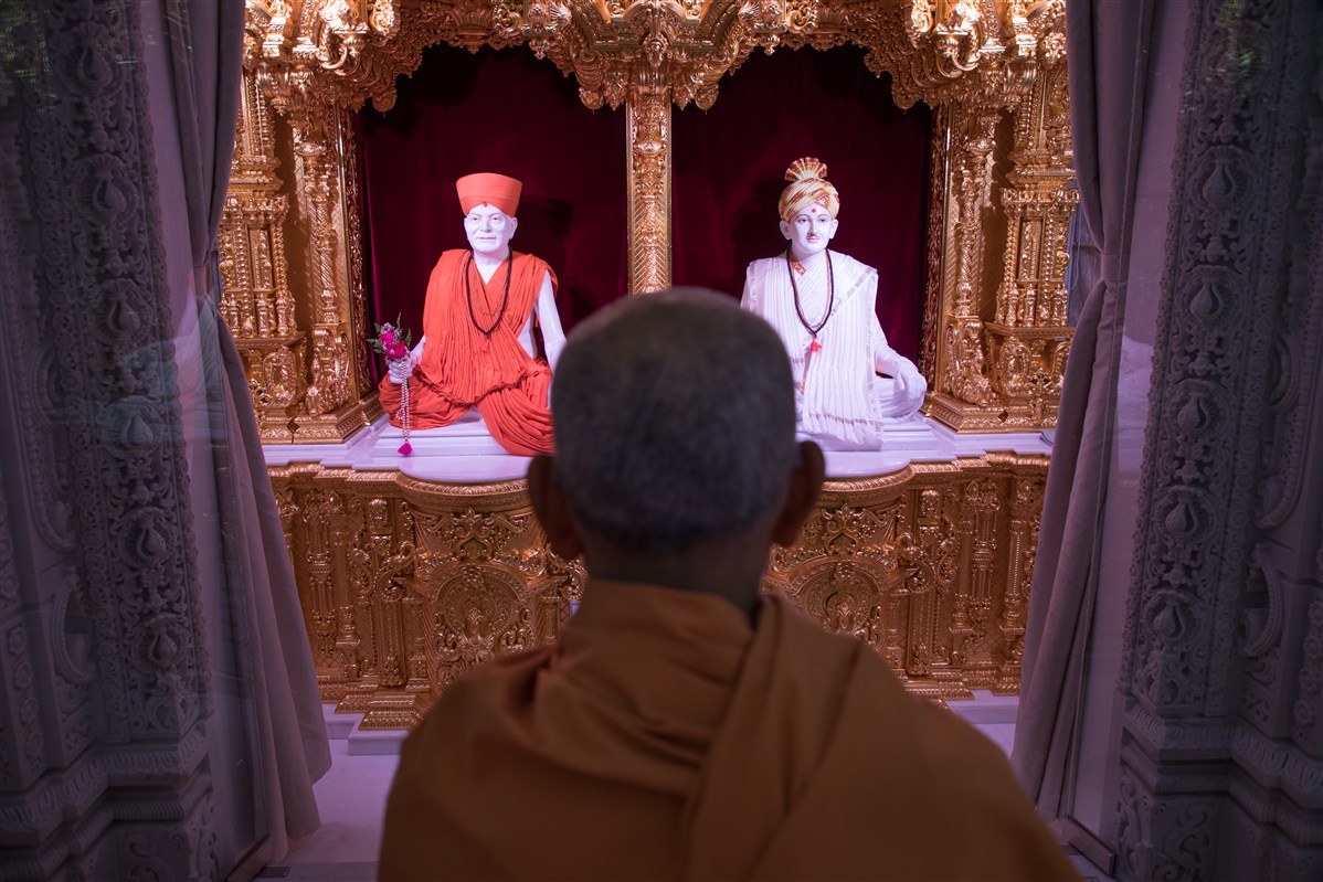 Swamishri engrossed in the darshan of Brahmaswarup Yogiji Maharaj and Brahmaswarup Bhagatji Maharaj, 18 September 2017