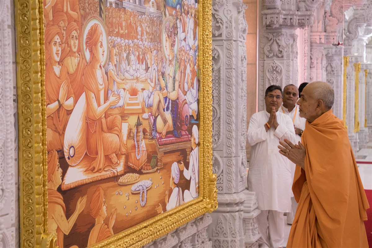 Swamishri observes murals around the Mandir, 18 September 2017