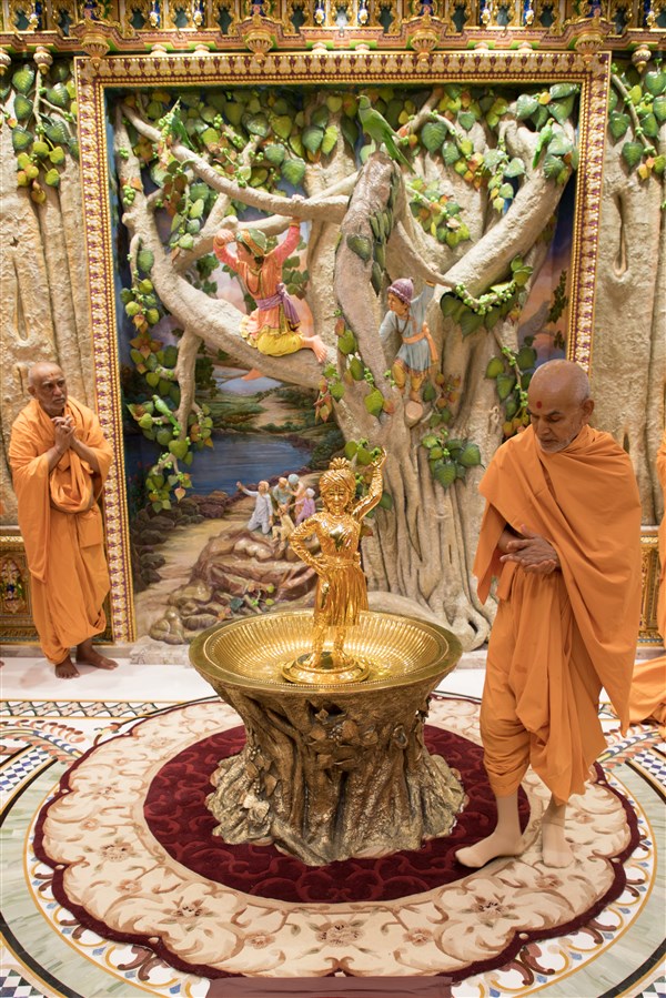 Swamishri performs pradakshina around Shri Ghanshyam Maharaj, 18 September 2017