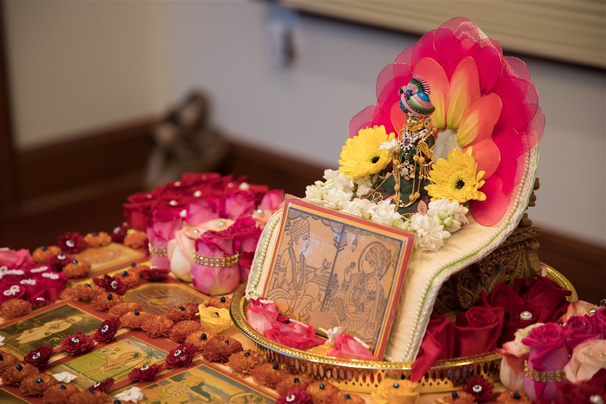 Shri Harikrishna Maharaj and Swamishri's puja, 18 September 2017