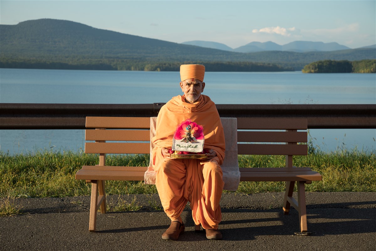 Swamishri with Shri Harikrishna Maharaj, 18 September 2017