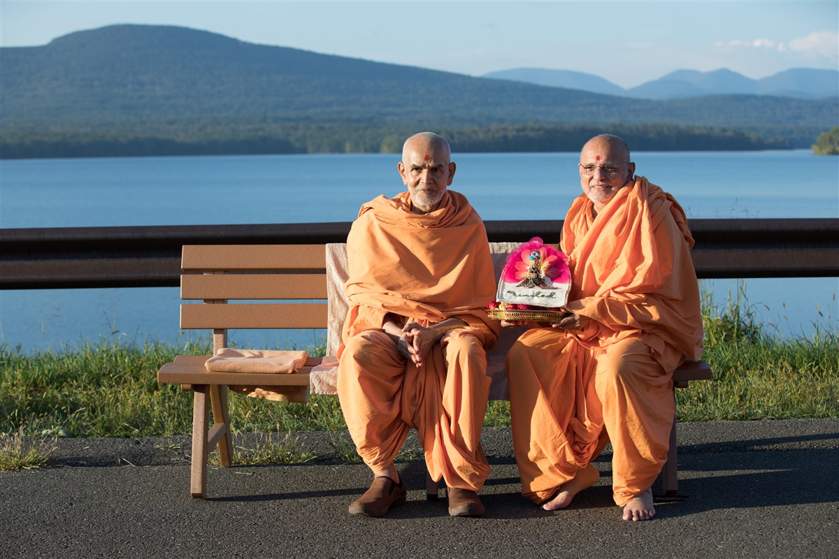 Swamishri and Pujya Ishwarcharandas Swami with Shri Harikrishna Maharaj, 18 September 2017