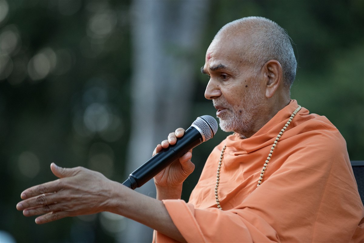 Swamishri addresses the assembly, 18 September 2017