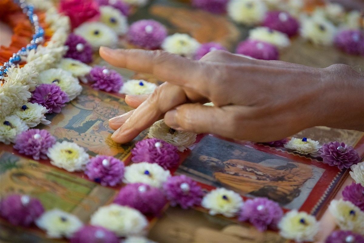 Swamishri touches the feet of the murti of Shri Akshar Purushottam Maharaj in his puja, 19 September 2017