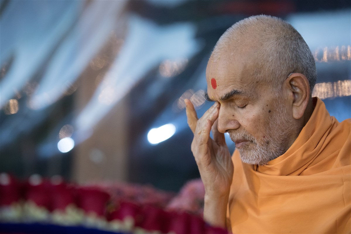 Swamishri engrossed in morning puja, 19 September 2017