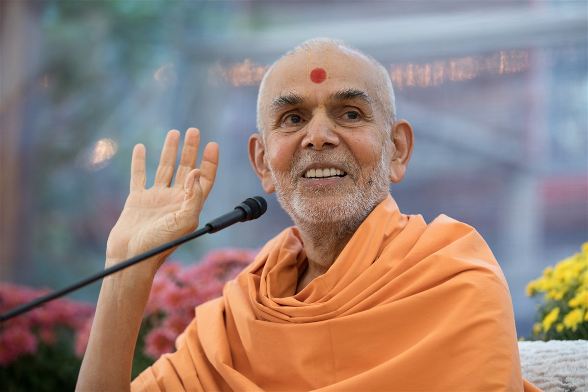 Swamishri addresses Pujya Swamis during the Sant Shibir, 19 September 2017