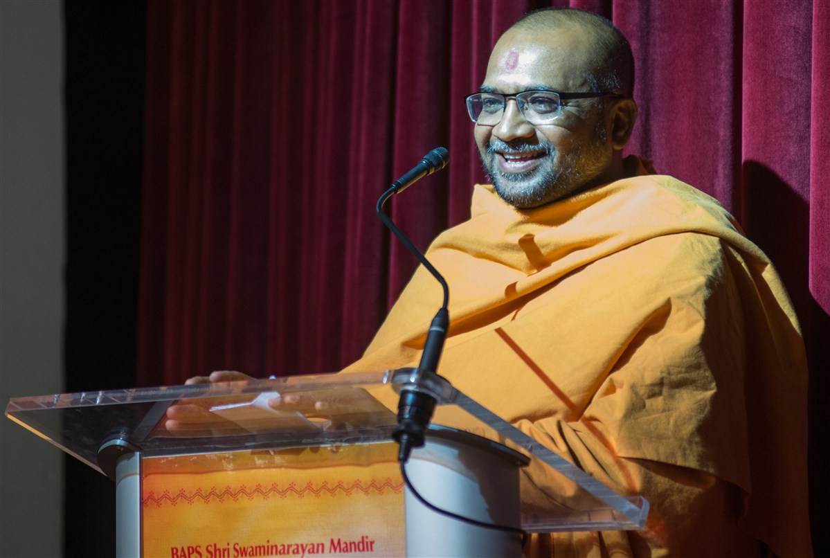 Pujya Sarvadarshandas Swami addresses the assembly