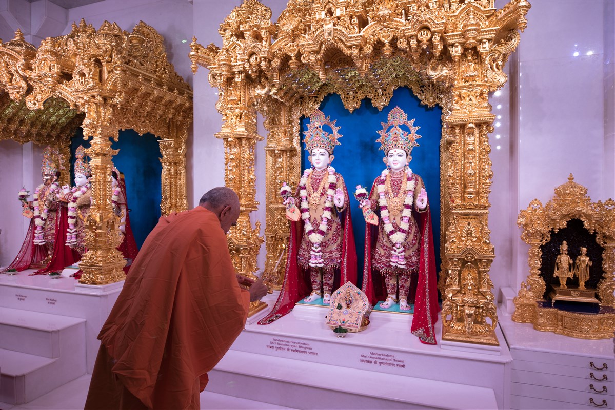 Swamishri performs Rajbhog arti