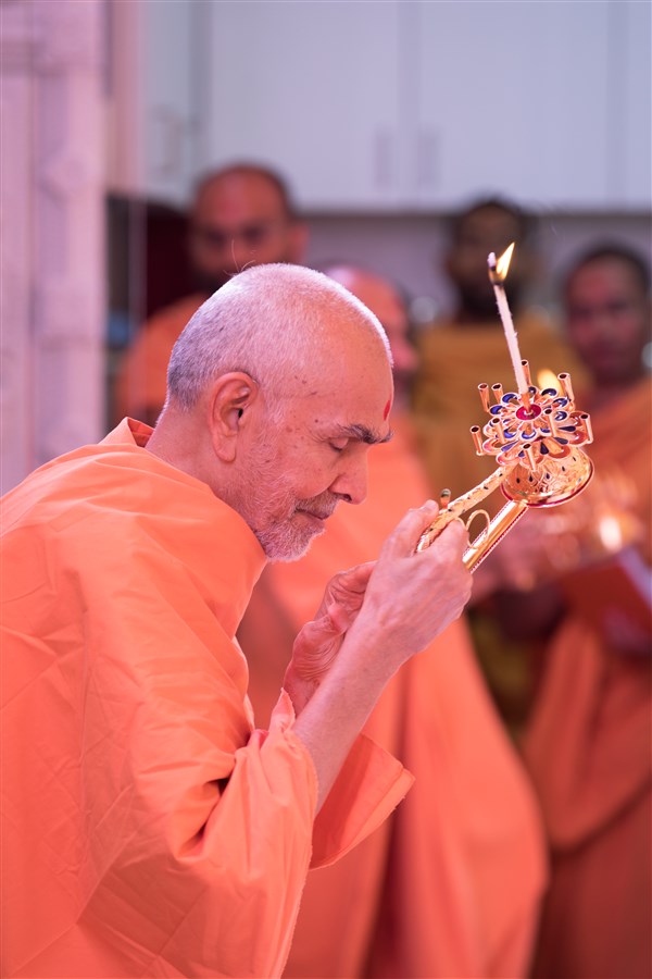 Swamishri performs Rajbhog arti