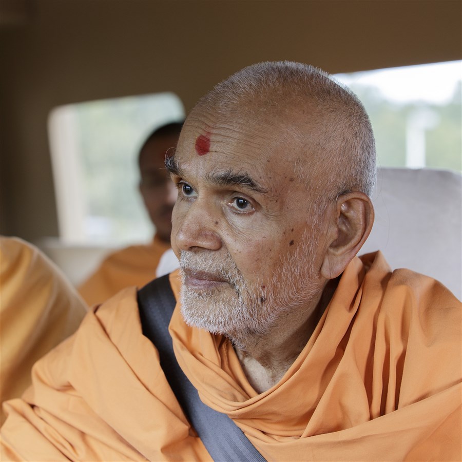 Swamishri engaged in the campus tour