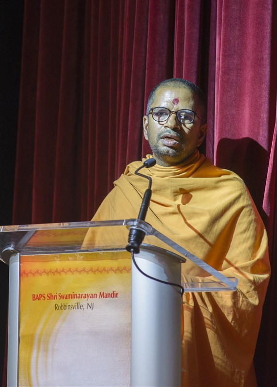 Pujya Shantmurtidas Swami addresses the assembly