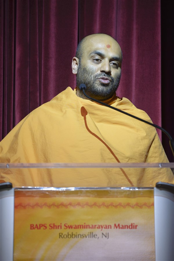 Pujya Priyasevadas Swami addresses the assembly