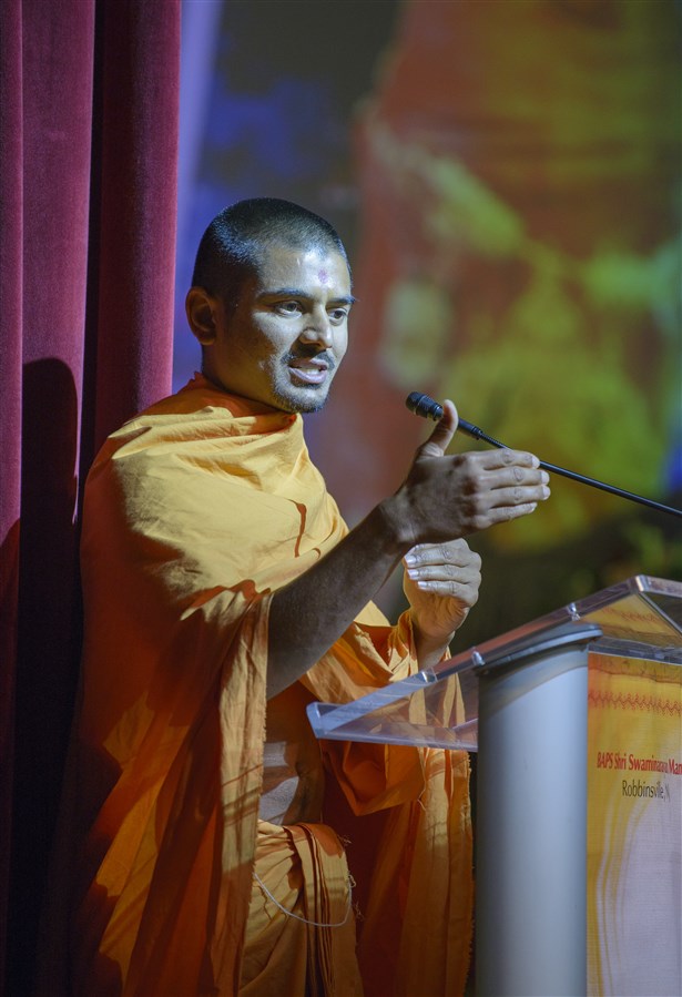 Pujya Shwetmunidas Swami addresses the assembly