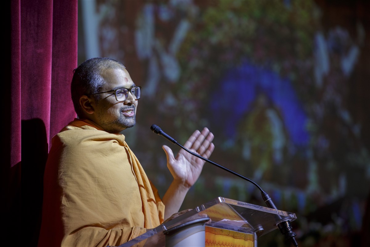 Pujya Nilkanthsevadas Swami addresses the assembly