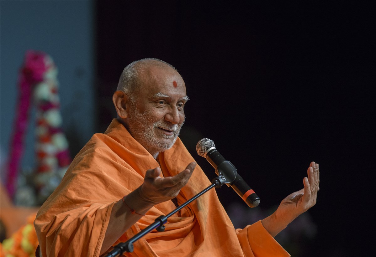 Pujya Atmaswarupdas Swami addresses the assembly