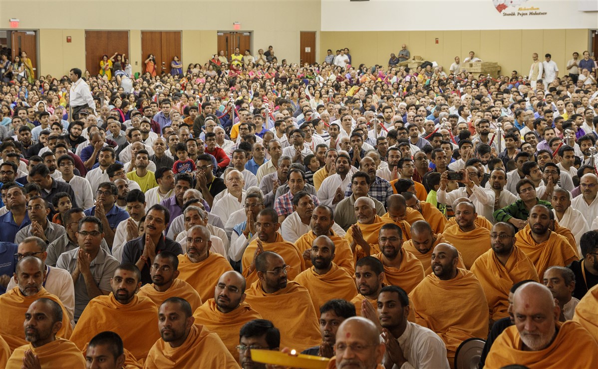 Swamis and devotees engaged in Swamishri's darshan