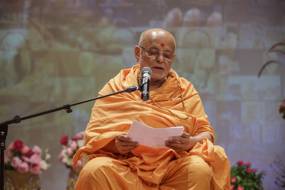 Pujya Ishwarcharandas Swami reads a 'Pratigna' (oath) for devotees to Swamishri