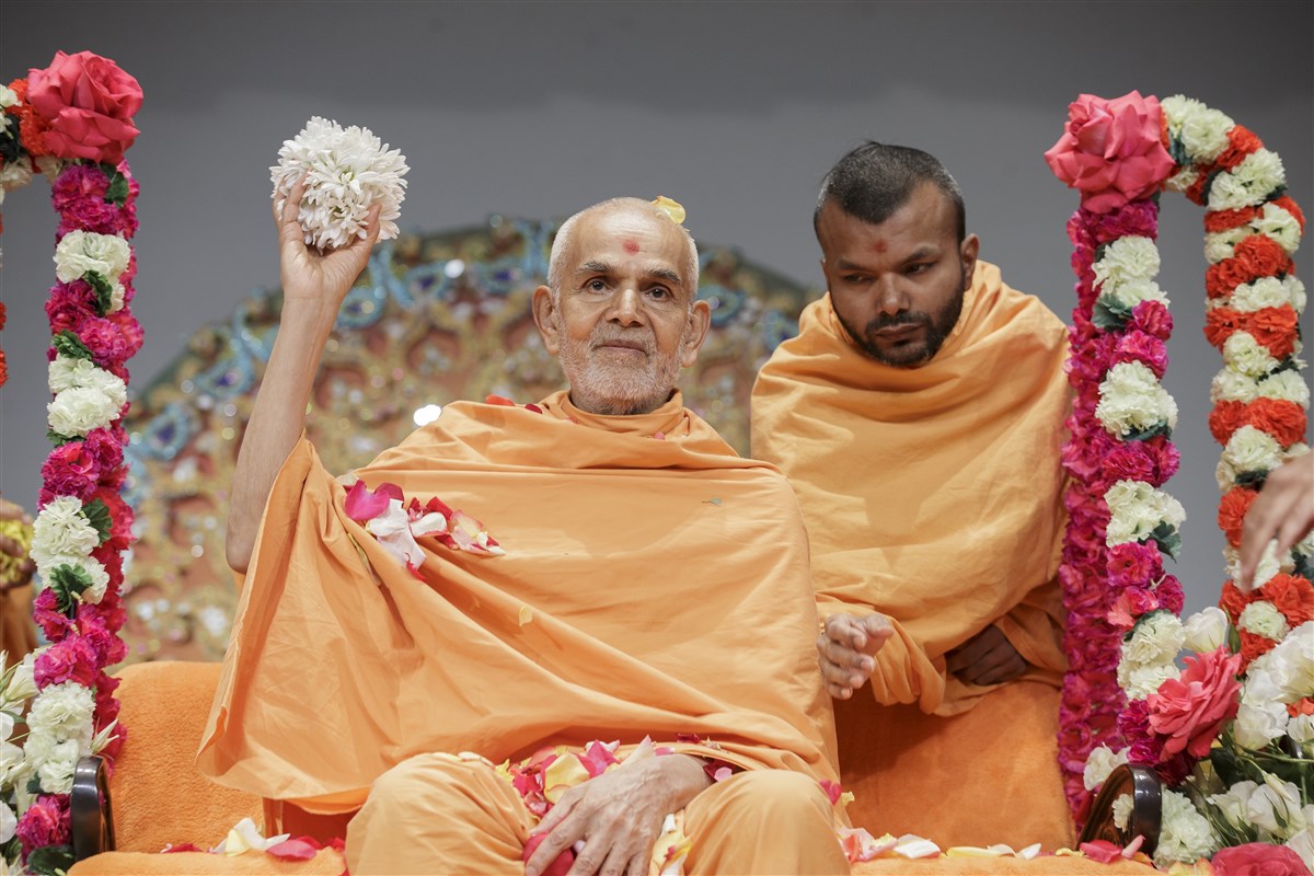 Swamishri showers devotees with shower petals