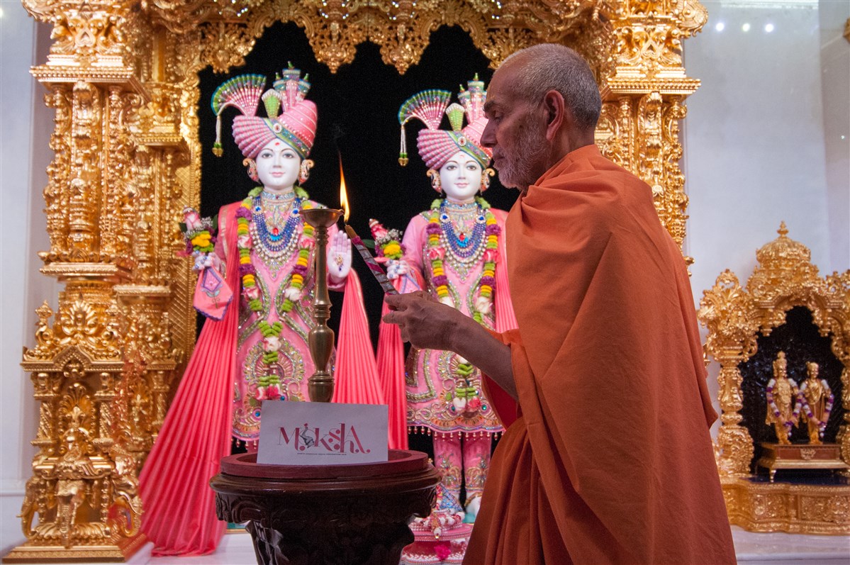 Swamishri performs deep pragatya to inaugurate the North American Youth Convention 2018