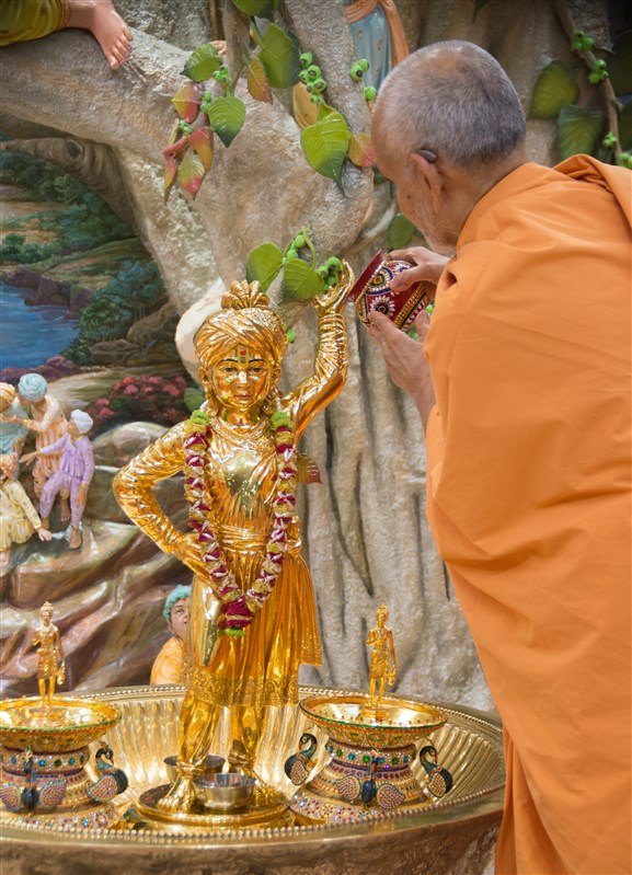 Swamishri performs abhishek of Shri Ghanshyam Maharaj