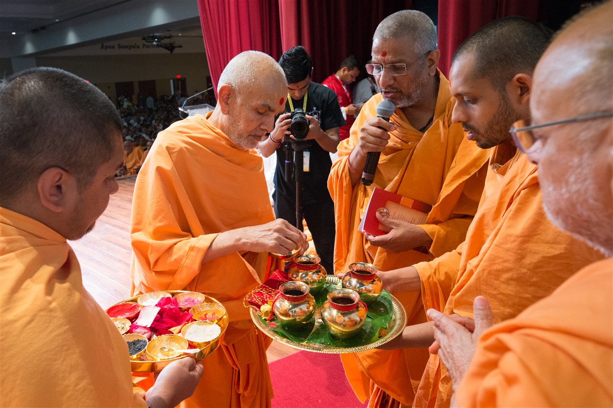 Swamishri performs bhumi-pujan ceremony for other phases of Swaminarayan Akshardham, Robbinsville, NJ