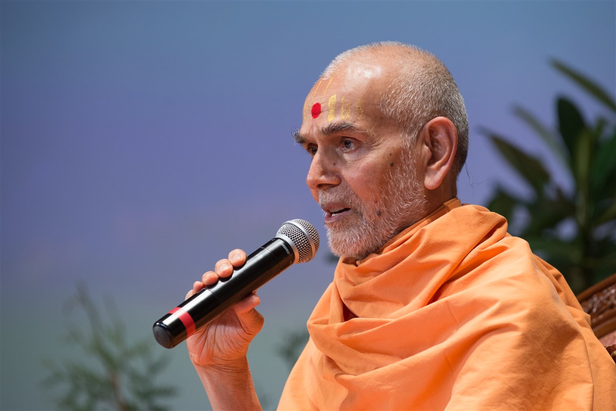 Swamishri addresses the assembly