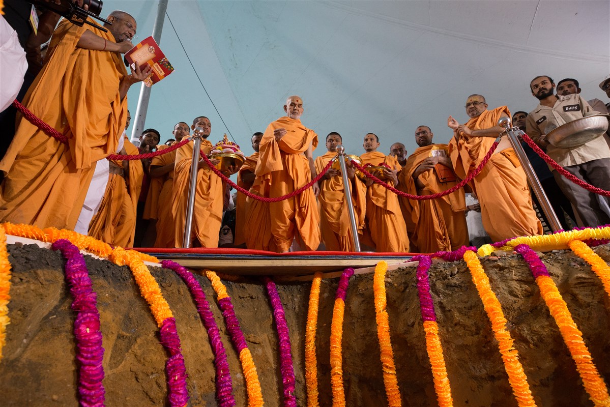Swamishri engaged in the bhumi-pujan rituals