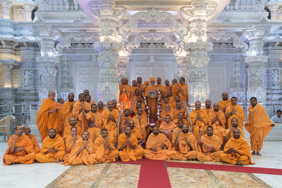 A group photos of swamis with Swamishri