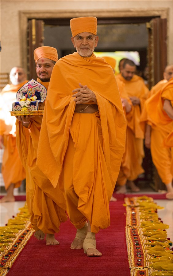 Swamishri enters the Nilkanth Abhishek Mandap...