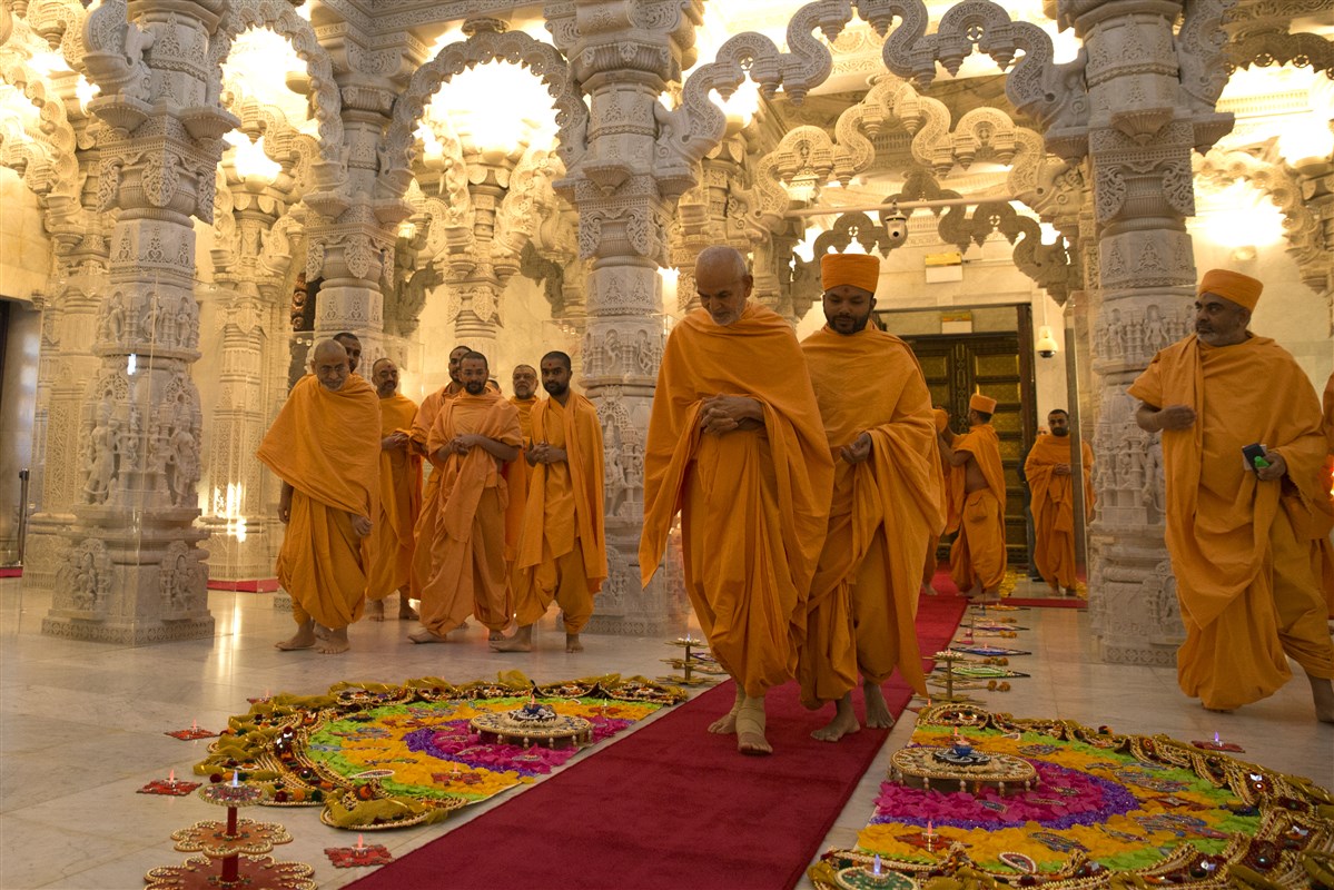 Swamishri proceeds to the upper sanctum of the Mandir...