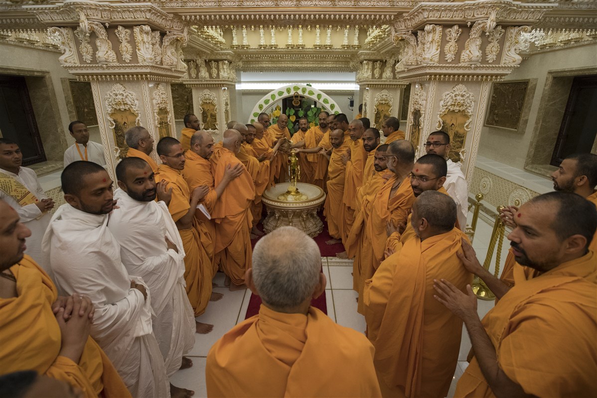 Swamishri observes as swamis perform the abhishek of Shri Nilkanth Varni