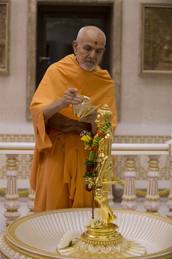 Swamishri performs the abhishek of Shri Nilkanth Varni