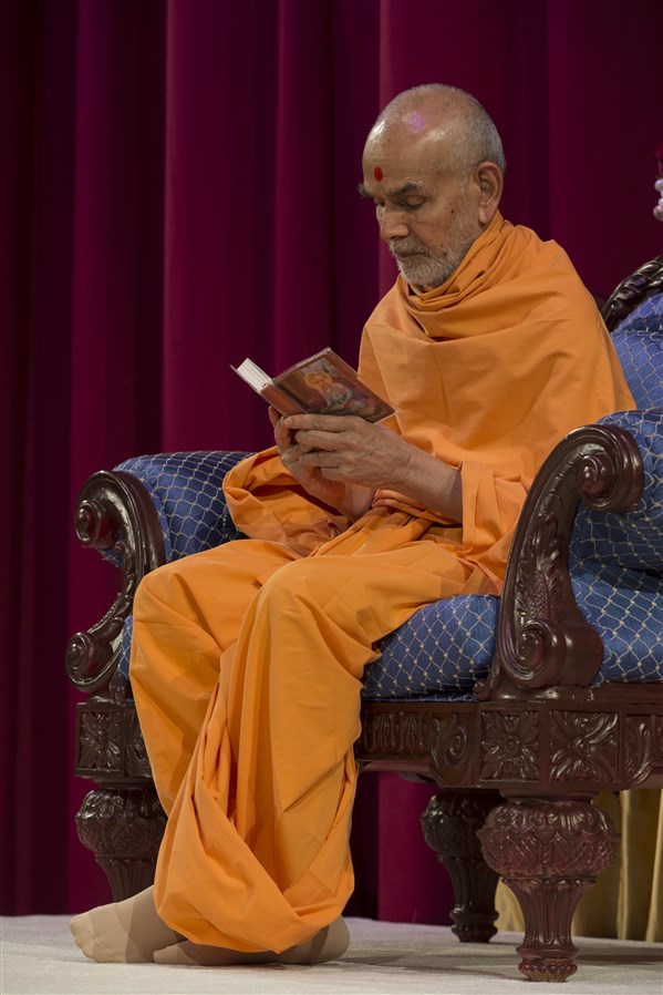 Swamishri concludes his puja by reading the Shikshapatri