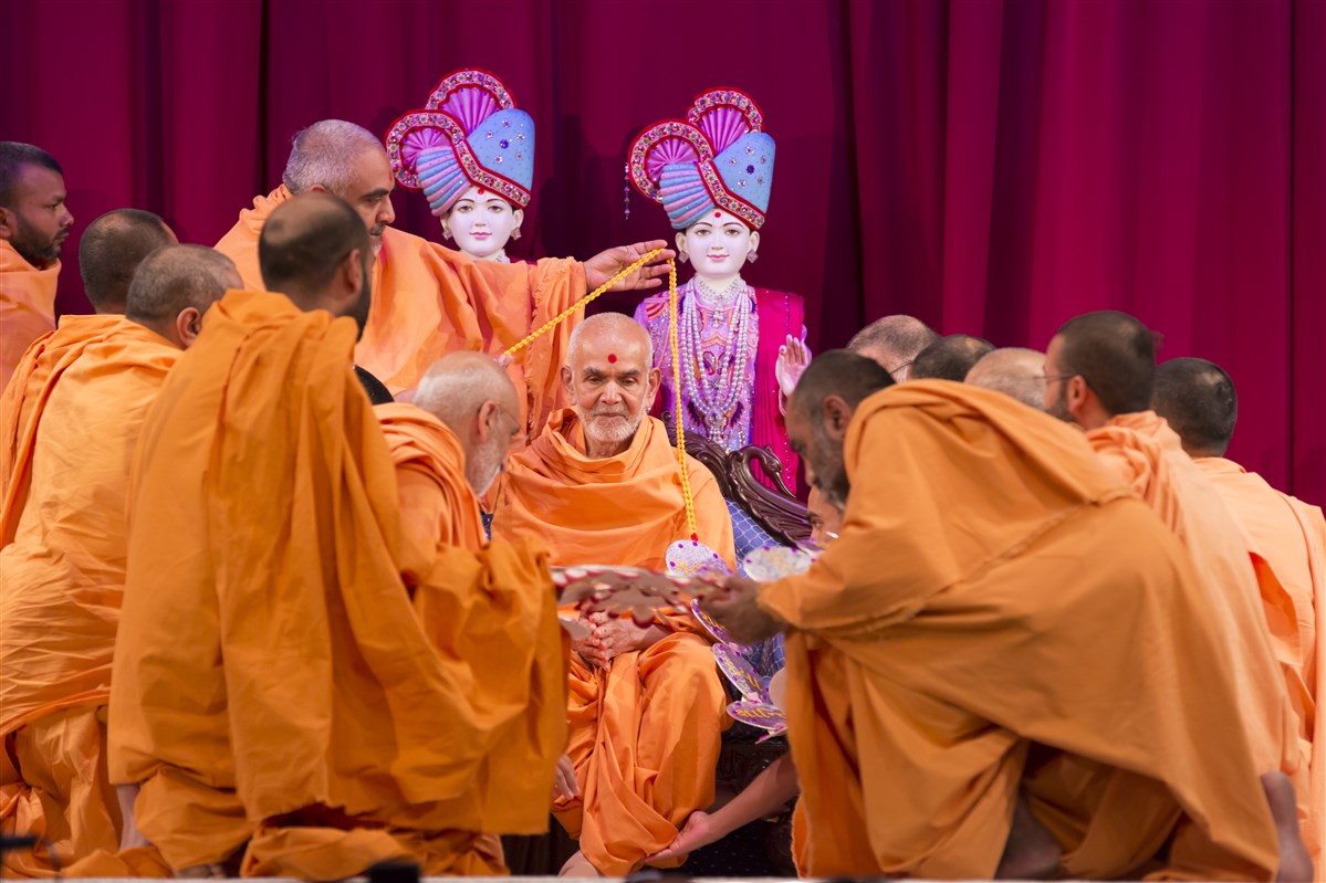 Swamis honour Mahant Swami Maharaj on his 84th pratik janma jayanti with a decorative garland