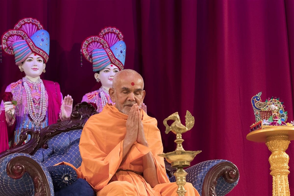 Swamishri prays for peace on International Peace Day
