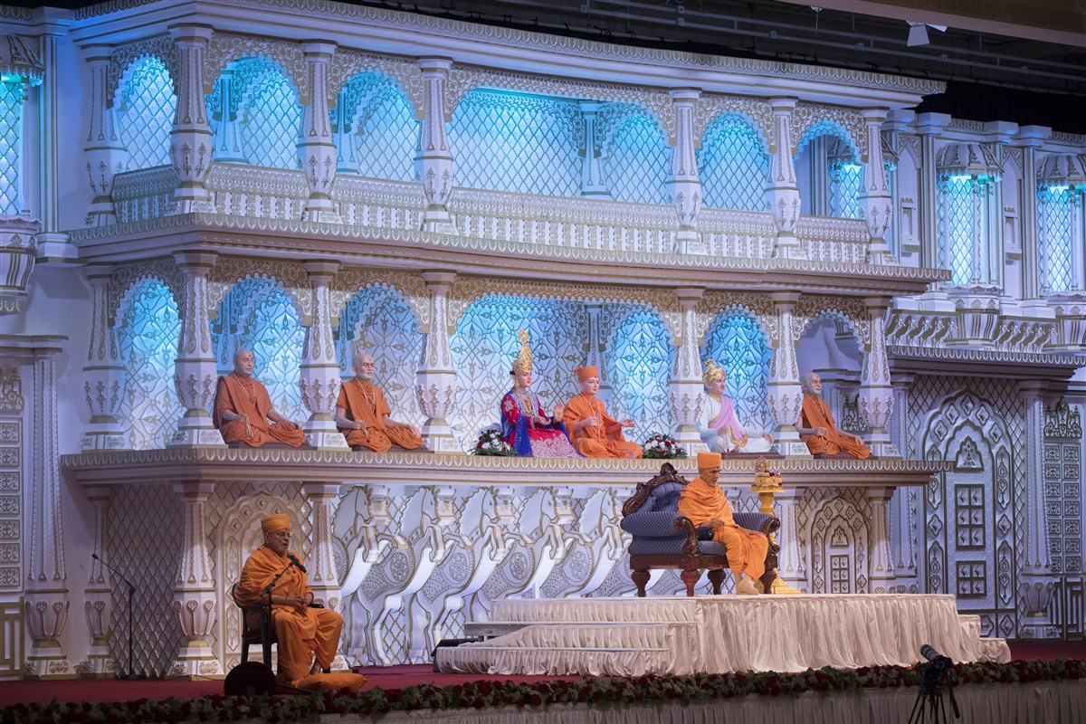 Sadguru Ishwarcharandas Swami addresses the assembly
