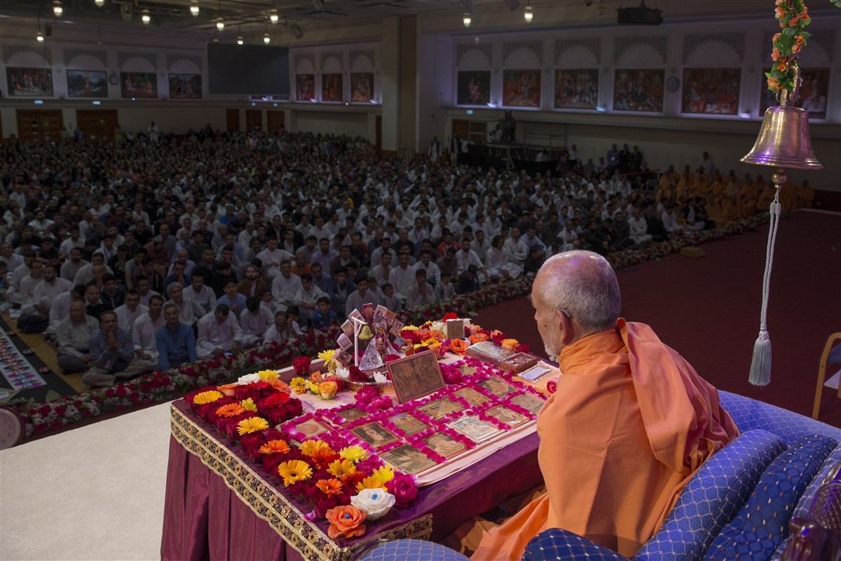 6.04am: Swamishri's chanting with the mala continues