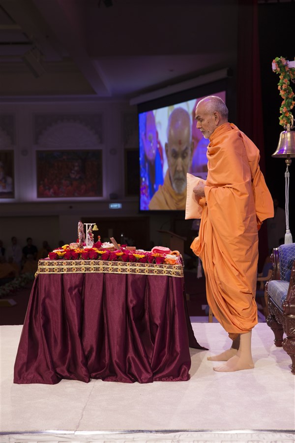 6.16: Swamishri stands to perform his tapni mala